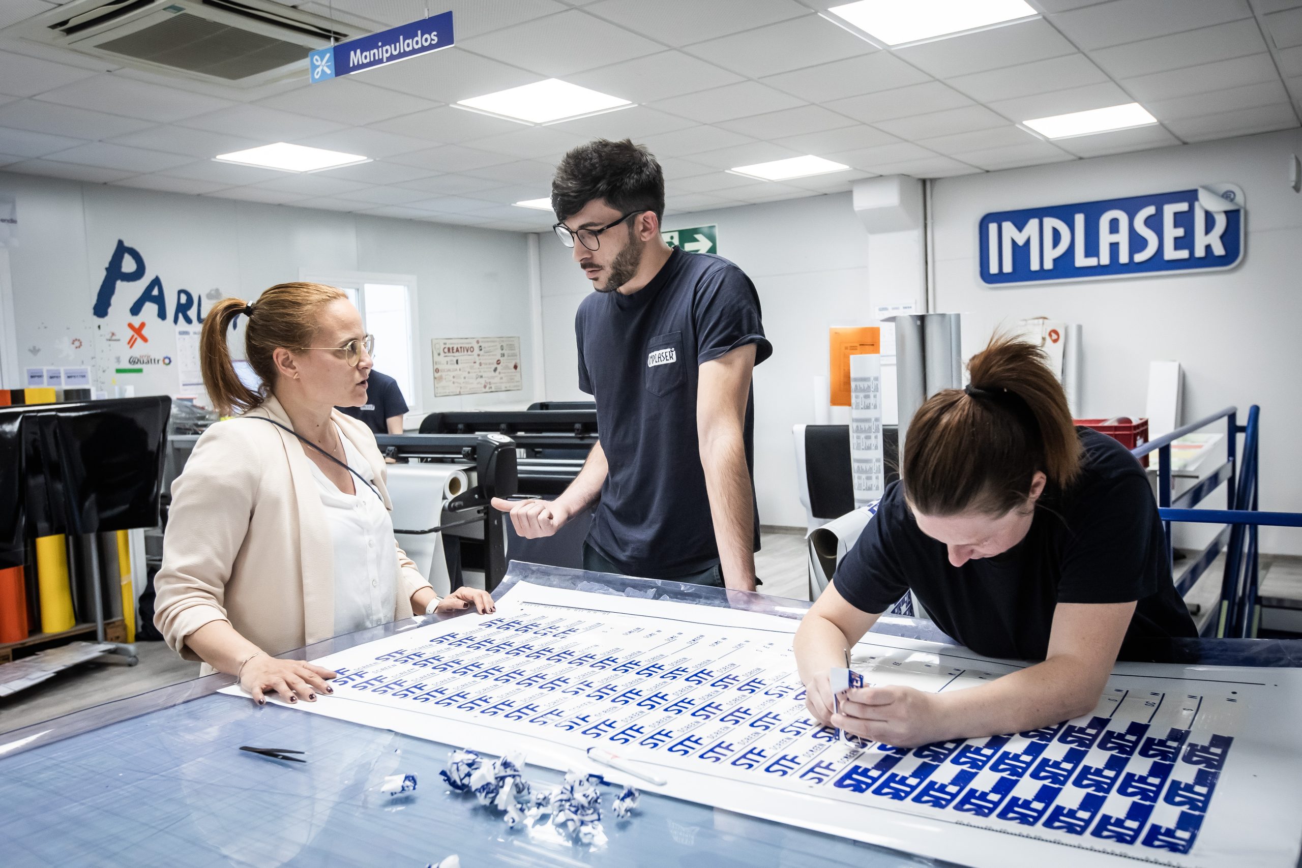Trabajo en equipo diseño e impresión de pegatinas. 
